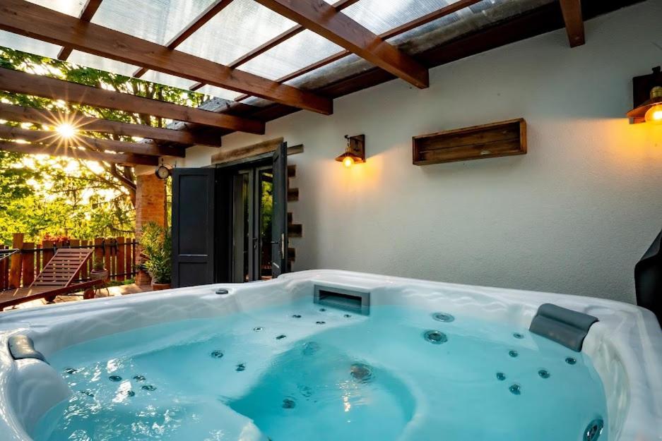 Cityside Cottage エゲル エクステリア 写真
